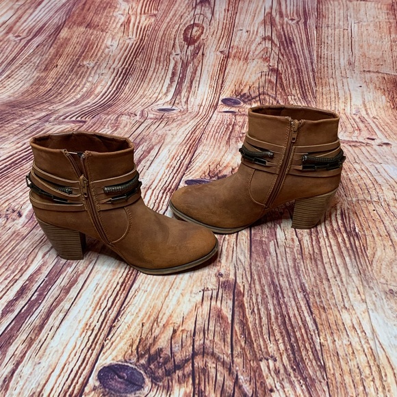 Venus Western Booties Size 7 3”Heel Cognac Brown Brass Look Hardware Boho - Picture 2 of 7